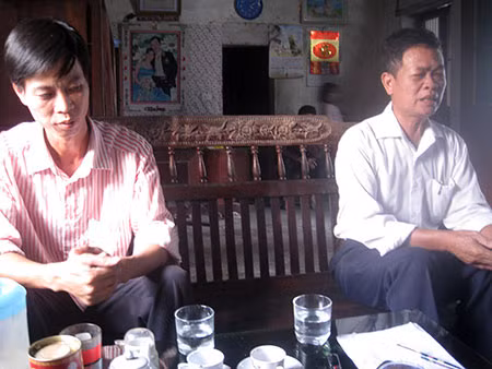 Anh Hậu (bên trái), Trưởng thôn Nhân Vũ và ông Thuận, Bí thư chi bộ thôn xác nhận thông tin giếng “mắt trâu” là có thật.