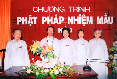 Lê Lam lần đầu tiên lên chùa sám hối.