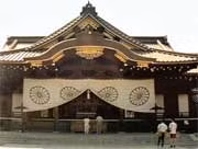 Đền Yasukuni (nằm gần cung điện Hoàng gia Nhật).