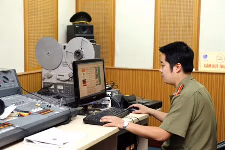Chuẩn bị cho giờ lên sóng. Ảnh: Thiện Hoàng.
