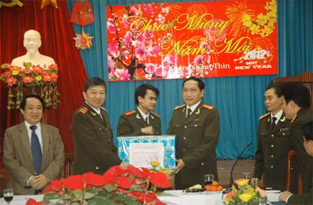 Trung tướng Tô Lâm, Thứ trưởng Bộ CA gửi quà động viên cán bộ, chiến sĩ CA quận Hai Bà Trưng.