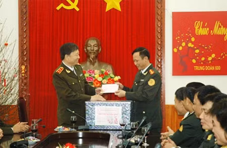 Trung tướng Tô Lâm, Thứ trưởng Bộ CA tặng quà chúc Tết, động viên cán bộ, chiến sĩ Trung đoàn 600.