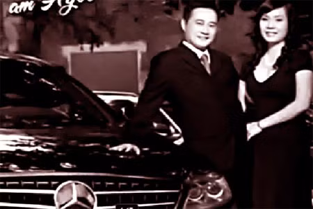 Công ty Agel Việt Nam khai trương vào tháng 8/2007. Không ngờ trong đó có nhiều kẻ vì lòng tham đã khiến nó sụp đổ quá nhanh. Huỳnh Mạnh Hưng bên chiếc Mercedes nhờ xúi giục đầu cơ mà có được.
