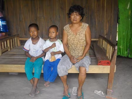 Bà Néang Săng và hai cháu ngoại.