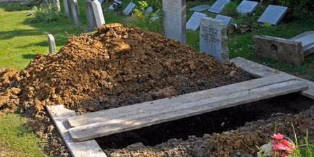 Một huyệt mộ bị đào xới, nghi là bị đánh cắp xác chết.