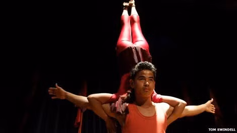 Diễn viên nhí của công ty xiếc Circus Kathmandu.