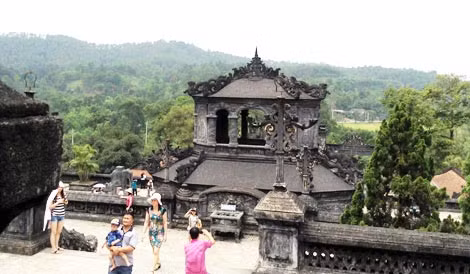 Nhà bia khu lăng Khải Định nhìn từ trên cao.