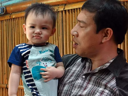 Nghệ sĩ hài Quang Thắng và con trai.