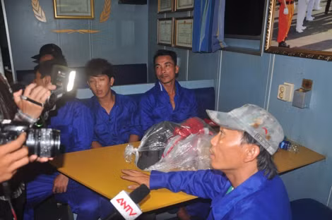 Thuyền trưởng tàu cá BĐ 95393 TS - anh Võ Văn Lẫy (trái) và thuyền trưởng tàu SAR 412 Phan Xuân Sơn làm việc với các cơ quan chức năng về vụ việc.