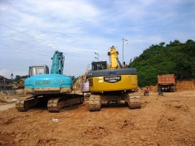 Một công nhân bị máy xúc ép chết ảnh 1