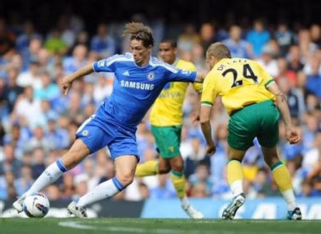 Torres (trái) - một trong những điển hình thất vọng của Chelsea từ đầu giải.