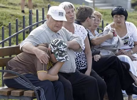 Khắc khoải chờ đợi thông tin về người thân.