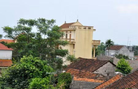 Làng cổ mấp mô nhà cao tầng.