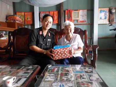 Tặng quà cho gia đình chính sách.