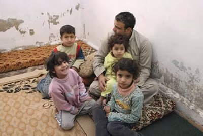 Tương lai nào cho những đứa trẻ phải cùng cha mẹ chạy tị nạn khỏi Syria và sống trong những căn nhà tạm. (Ảnh: Reuters).
