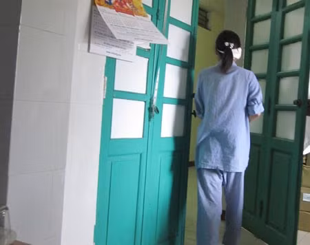 Chị T. lê những bước mệt mỏi sau cú đánh chí mạng của mẹ chồng.