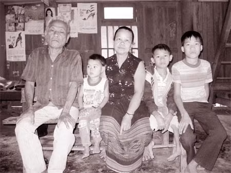 Vợ chồng ông La Văn Hoạch và những đứa cháu của mình.