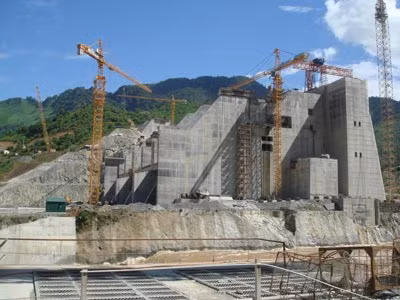 Thủy điện Sơn La là một trong số ít những dự án điện không chậm tiến độ.
