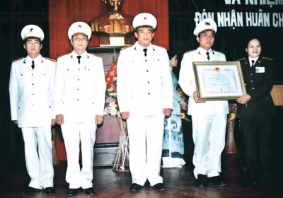 Công an quận Tây Hồ đón nhận Huân chương Chiến công hạng nhất (năm 2007) do Chủ tịch nước trao tặng vì có thành tích xuất sắc trong đấu tranh phòng chống tội phạm ma tuý.