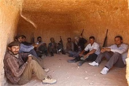 Quân của lực lượng chống đối ở Libya đang trú ẩn trong một căn hầm ở ngoại ô thành phố Nalut, phía Tây Bắc Libya. Ảnh: Reuters.