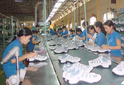 Công nhân may mặc miền Trung miệt mài với công việc.