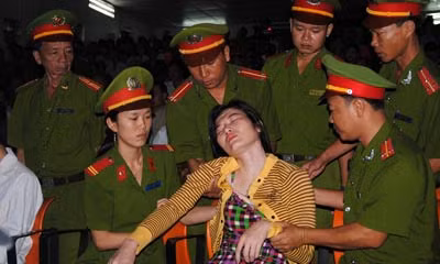 Mã Ngọc Thơm ngất xỉu tại tòa.