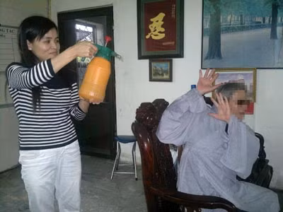 Nhân viên UIA dùng bình xịt tưới hoa phun nước vào người ông M. khiến ông này không thể phản ứng.