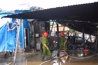 Cảnh sát PCCC chữa cháy một garage trên đê Yên Phụ, Hà Nội.
