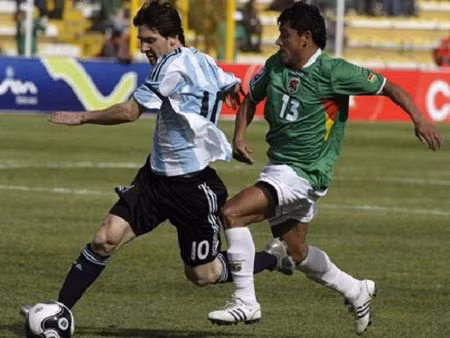 Messi (trái) nhạt nhòa trong màu áo Argentina.