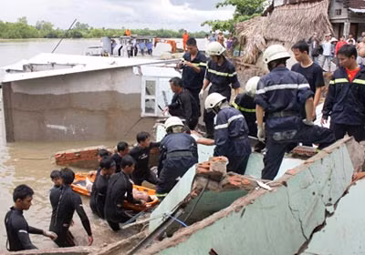 Hiện trường vụ sạt lở 5 căn nhà và hành trình đưa thi thể ông Tài lên bờ của lực lượng cứu hộ cứu nạn.