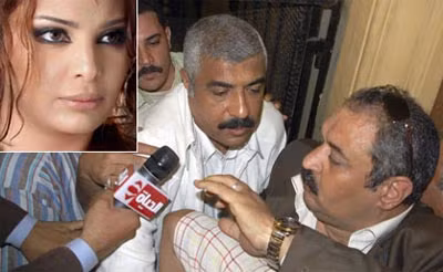 Suzanne Tamim (ảnh nhỏ) và ông Hisham Talaat Mustafa (áo trắng) khi ra toà.