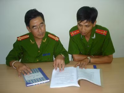 Cán bộ Đội Truy tìm trao đổi thông tin nghiệp vụ, truy tìm một trường hợp mất tích.