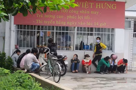 Một nhóm công nhân của Công ty TNHH Việt Hưng ngừng việc ngày 16/6.