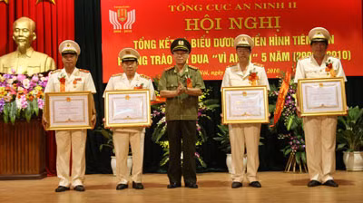 Thứ trưởng Nguyễn Văn Hưởng thừa ủy quyền Chủ tịch nước trao tặng Huân chương Chiến công hạng Nhất, hạng Nhì cho các đồng chí lãnh đạo Tổng cục An ninh II.