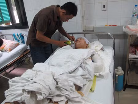 Anh T. đang chăm sóc người yêu tại bệnh viện.