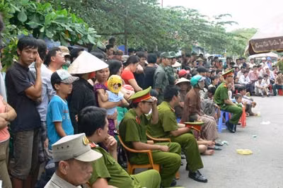 Hàng trăm người đến theo dõi phiên tòa.