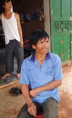 Anh Puih và ông Tiến (đứng sau) đang kể chuyện chôn chung.