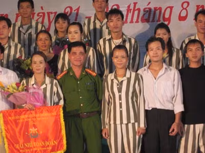 Kim Anh cùng Đội văn nghệ Trại giam Phú Sơn 4 nhận giải nhì toàn đoàn.