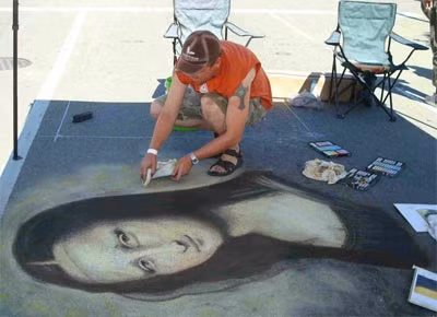 Các họa sĩ truyền thần "Mona Lisa" trên đường phố.