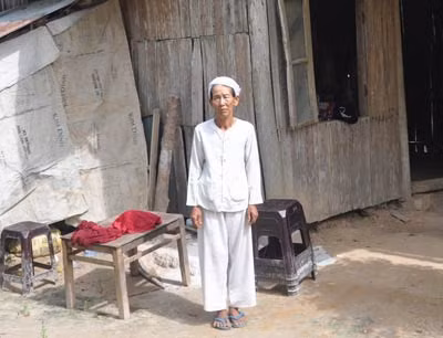 Bà Tấn đầu chít khăn tang, đau đớn về cái chết của con trai.