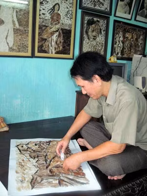 Họa sỹ Đinh Ngọc Đạt đang sáng tác.
