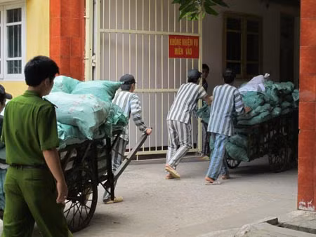 Quà tiếp tế đã kiểm tra, được chuyển vào cho can phạm nhân.