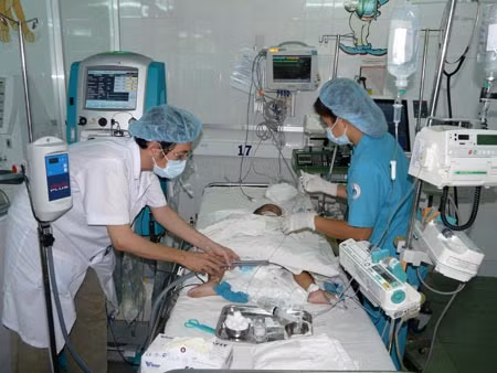 Bé T.S.Thanh đang được cấp cứu lọc máu tại Khoa HSCC Nhi Đồng 1 ngày 16/6.
