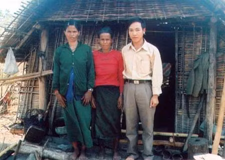 Tác giả bên những người dân từng bị "kết tội" ma lai phải lẩn trốn vào rừng.