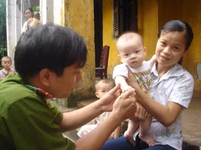 Cán bộ điều tra tới thăm hai mẹ con chị Hằng.