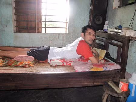 Anh Phan Văn Hồng, 12 năm nằm liệt trên giường.