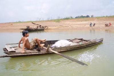 Trẻ em ở xóm Việt Kiều.