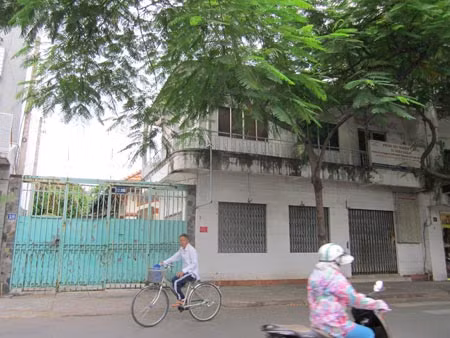 Căn biệt thự số 18 Nguyễn Văn Giai cho đến nay vẫn có tên bà Xuyến trên cổng.