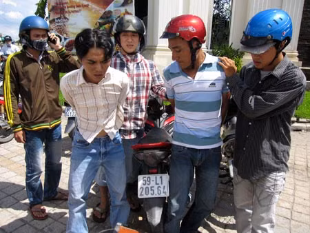 Nhóm đối tượng bị các "hiệp sĩ" bắt giữ.