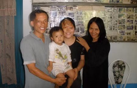 Gia đình Tân-Nguyên cùng mẹ Nga.